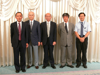 懇親会風景（古関庄一郎氏，金東海氏，西村誠介氏，田中立二氏，大澤千春氏）