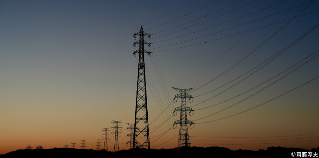 「送電鉄塔の夜明け」