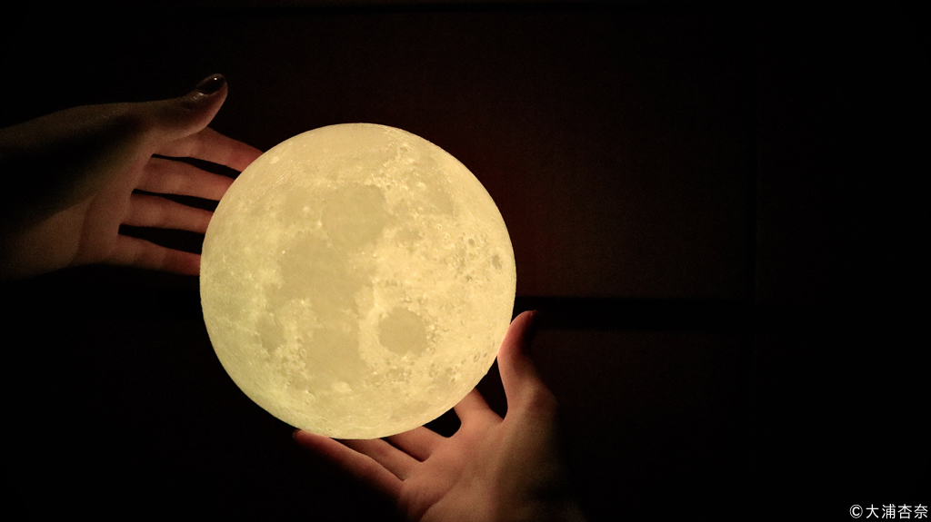 「月をつかむ」